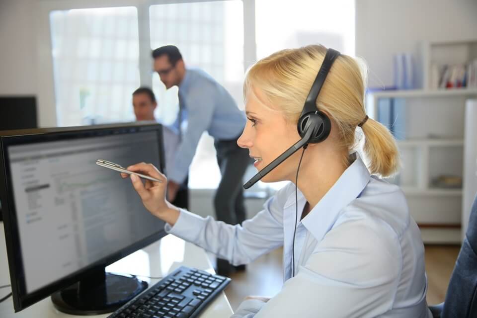 Image of a Signius call center agent providing employee check-in hotline services