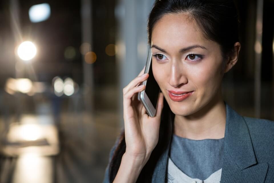 Image of a businesswoman using Signius IVR services on her cell phone